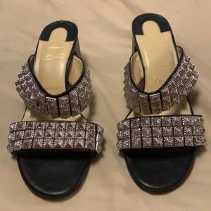 Im selling these Christian Louboutin heels.
